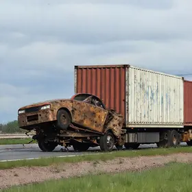 carro vai parar debaixo de carreta com contêiner em Cariacica